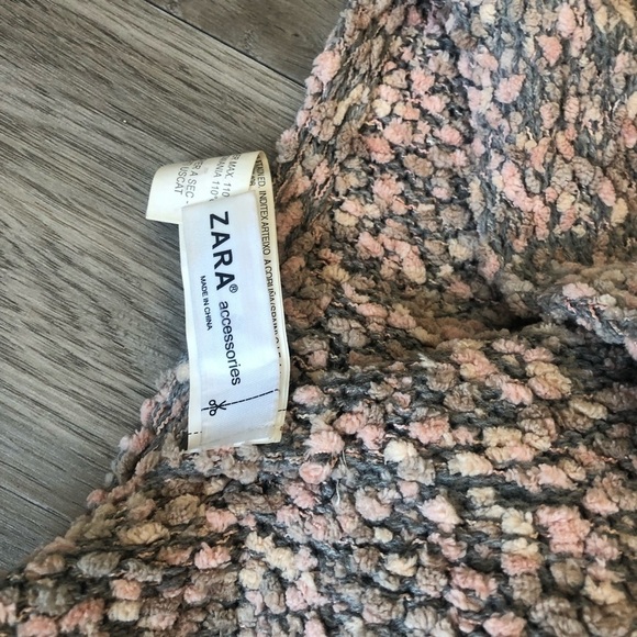 🔥SALE- Any 4/$20   Zara Girls Infinity Knit Scarf​ - Picture 2 of 3